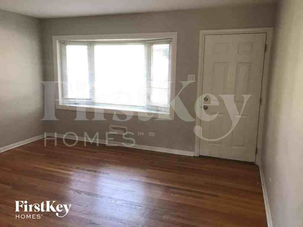 17422 Community St - Photo 2 of 11