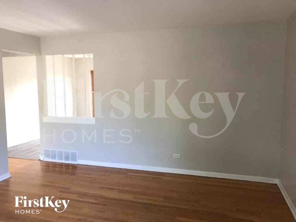 17422 Community St - Photo 3 of 11