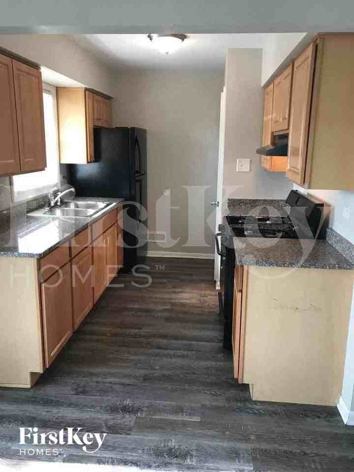 17422 Community St - Photo 4 of 11