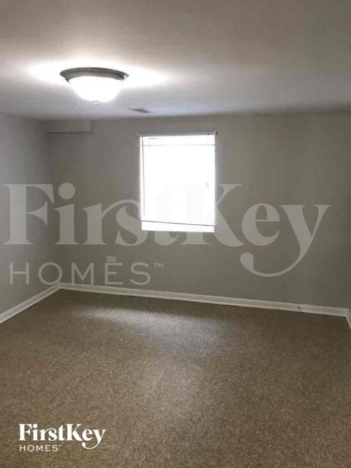 17422 Community St - Photo 5 of 11