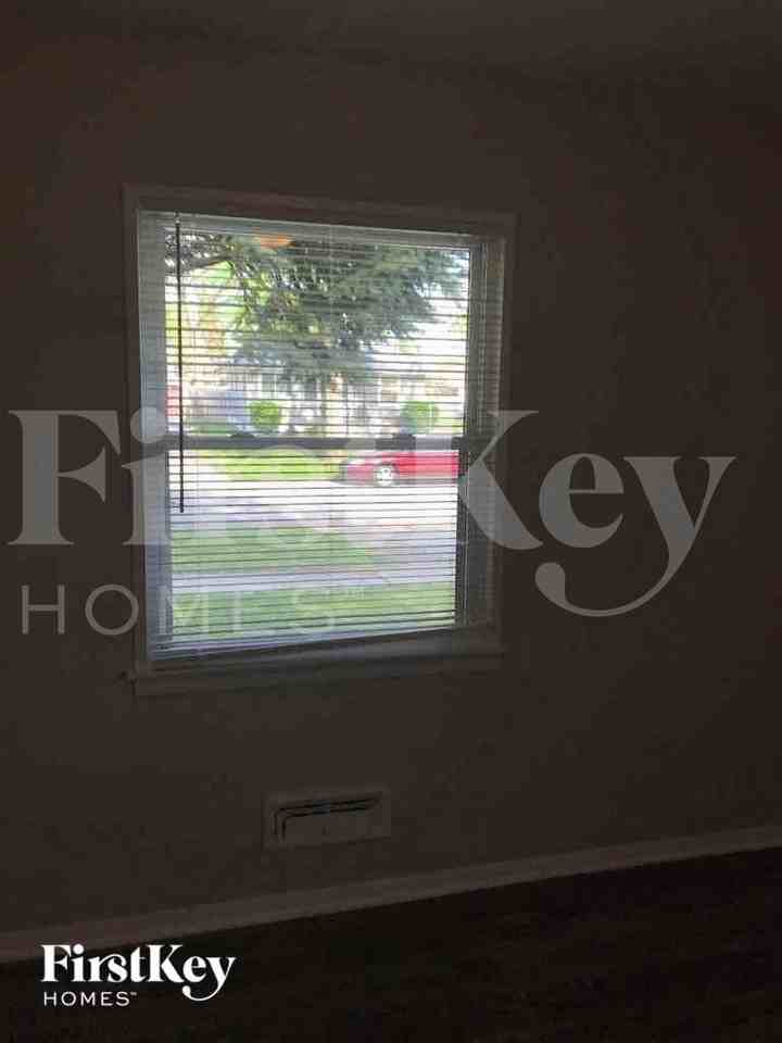 17422 Community St - Photo 6 of 11