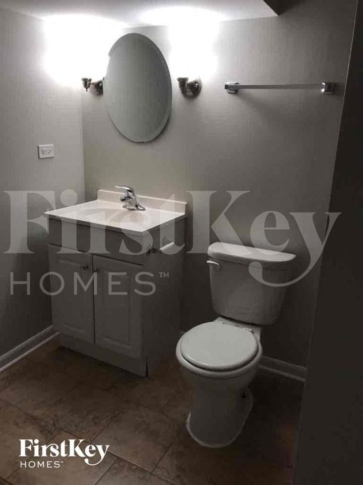 17422 Community St - Photo 7 of 11