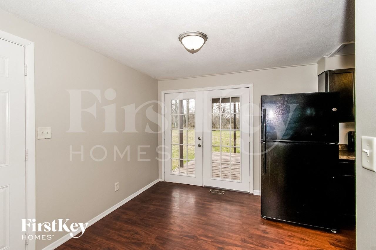 1733 Mutz Dr - Photo 5 of 15