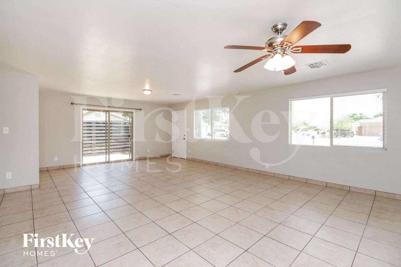 14623 N 32nd Pl - Photo 3 of 15