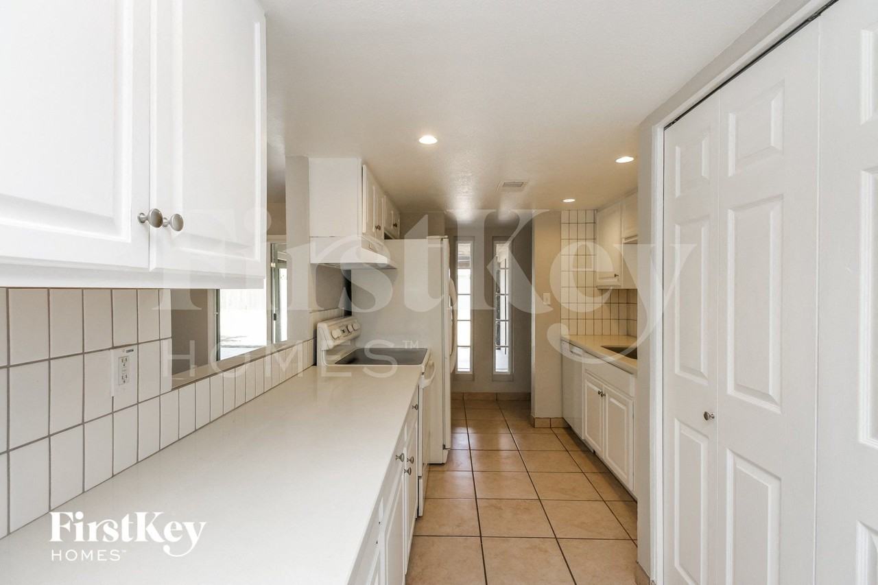 14623 N 32nd Pl - Photo 6 of 15