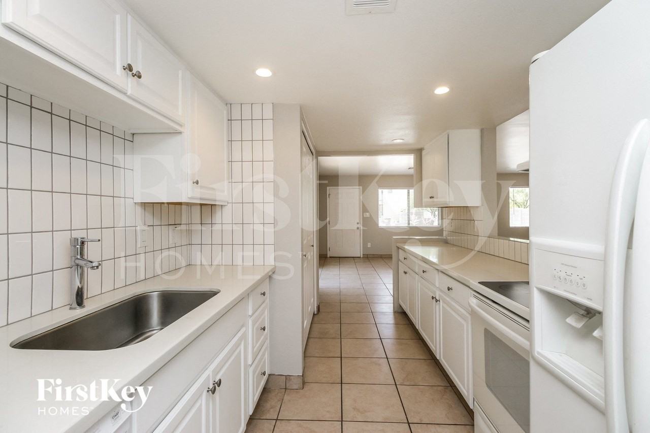 14623 N 32nd Pl - Photo 7 of 15