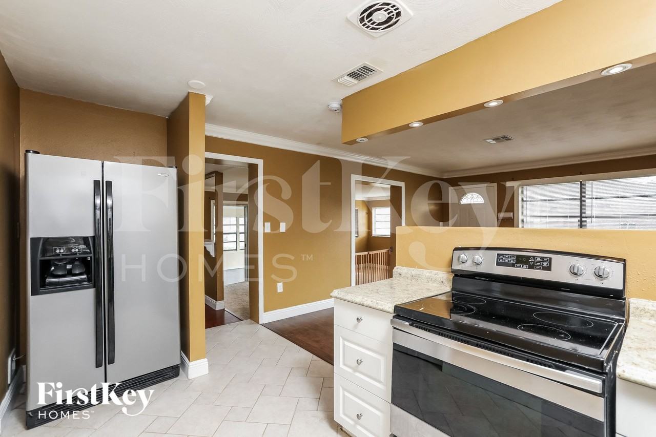 1228 Helen St - Photo 5 of 14