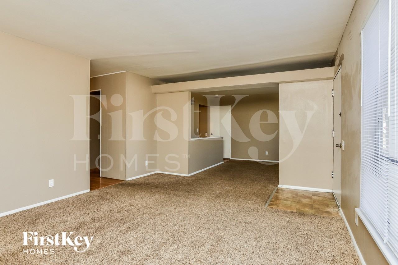 10201 Pannell Dr - Photo 3 of 15