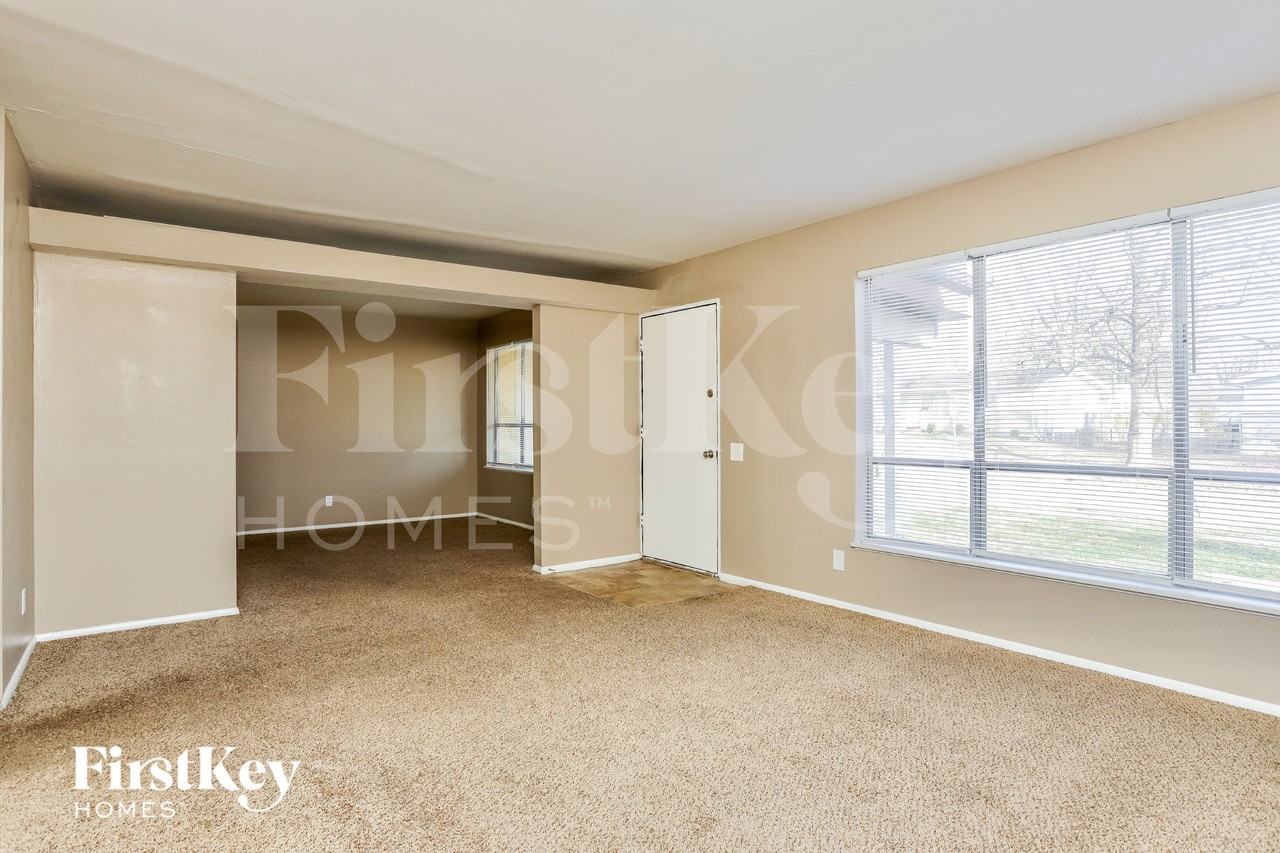 10201 Pannell Dr - Photo 4 of 15