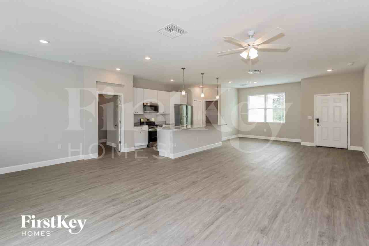 339 Halloran St Se - Photo 2 of 19