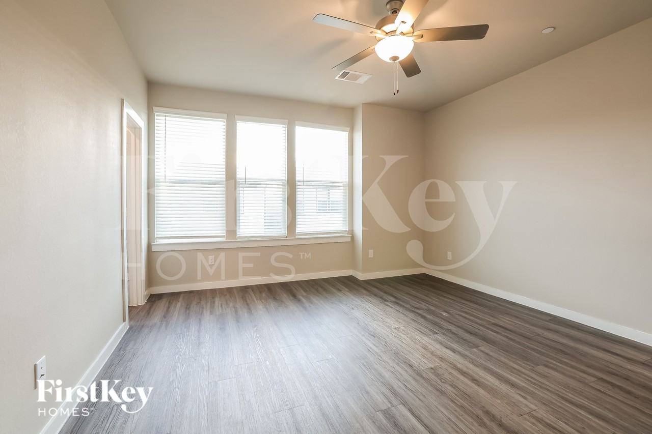 18519 Centro Row - Photo 6 of 19