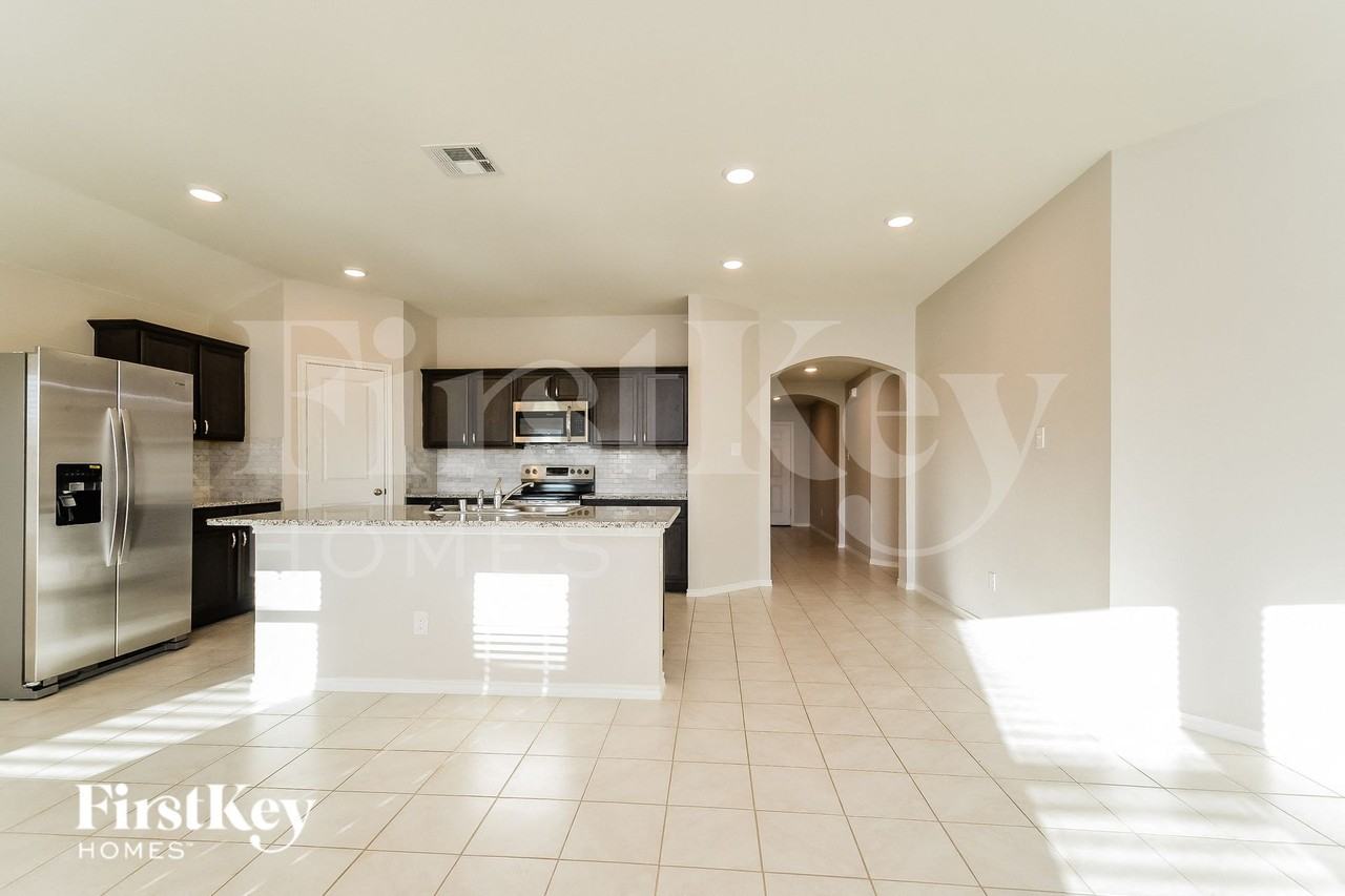 1218 Meadow Creek Dr - Photo 4 of 15