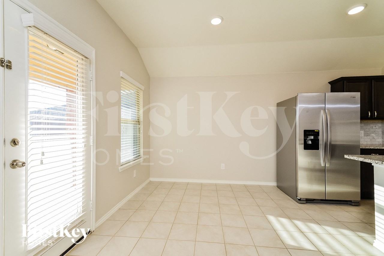 1218 Meadow Creek Dr - Photo 5 of 15