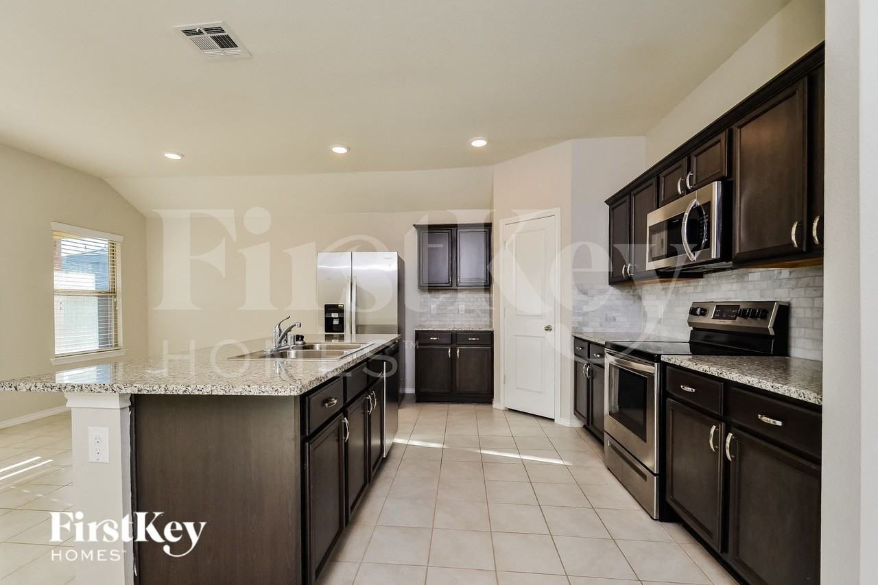 1218 Meadow Creek Dr - Photo 6 of 15