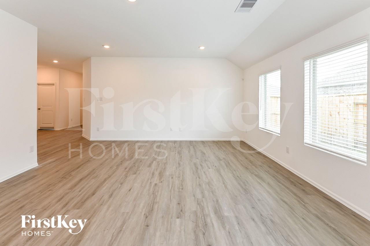 5214 Eagleton Dr - Photo 4 of 15