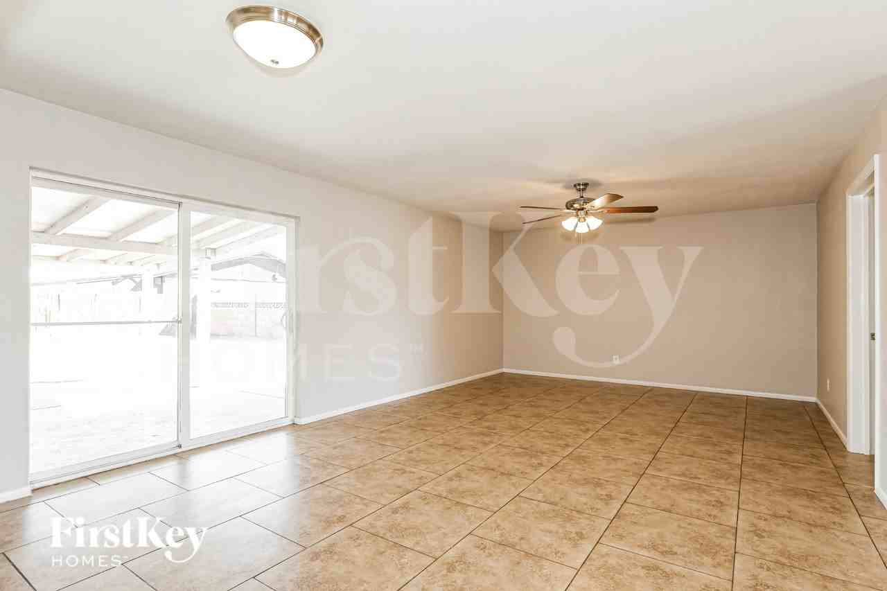 4606 W Rose Ln - Photo 2 of 19