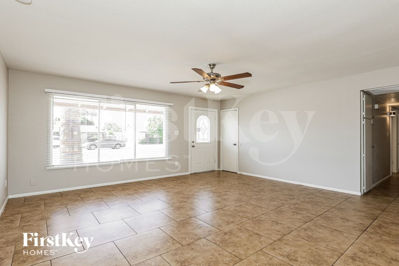 4606 W Rose Ln - Photo 4 of 19