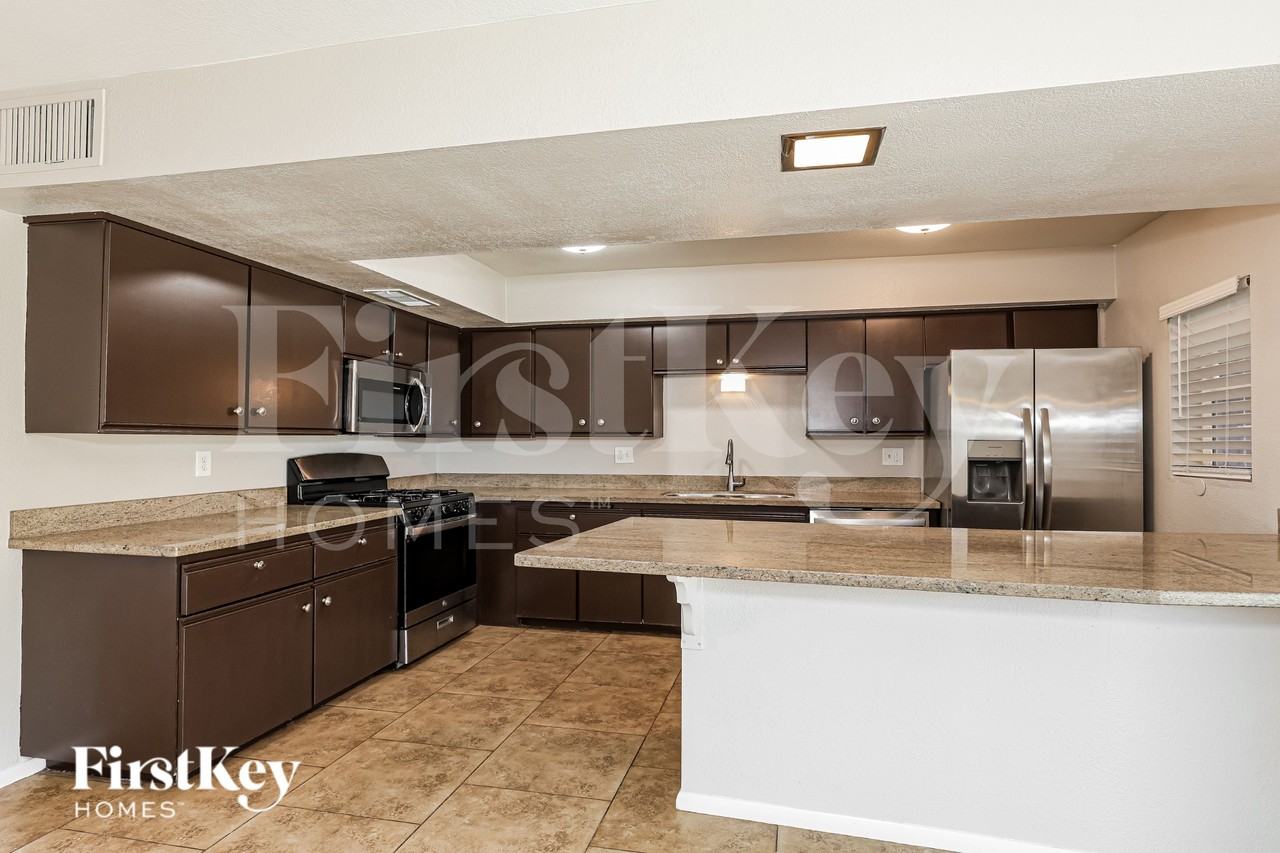 4606 W Rose Ln - Photo 6 of 19