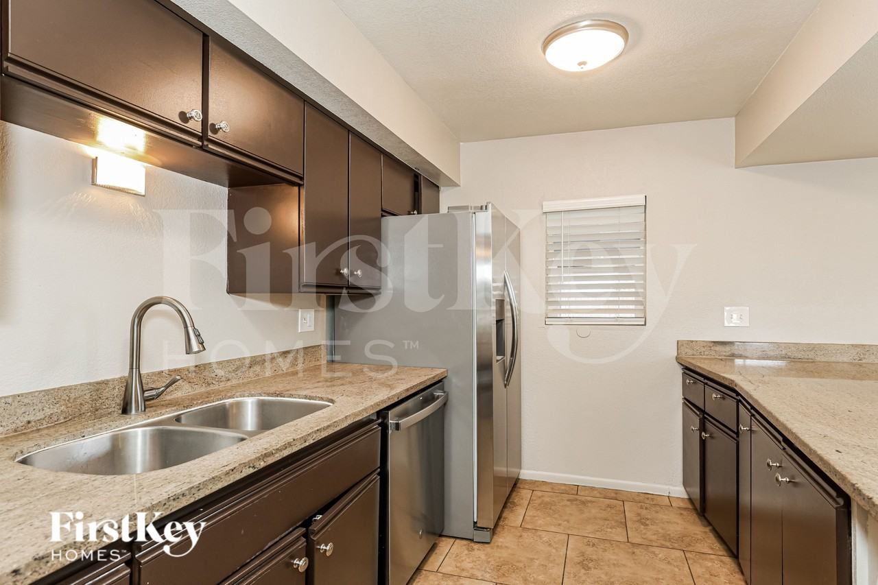 4606 W Rose Ln - Photo 7 of 19