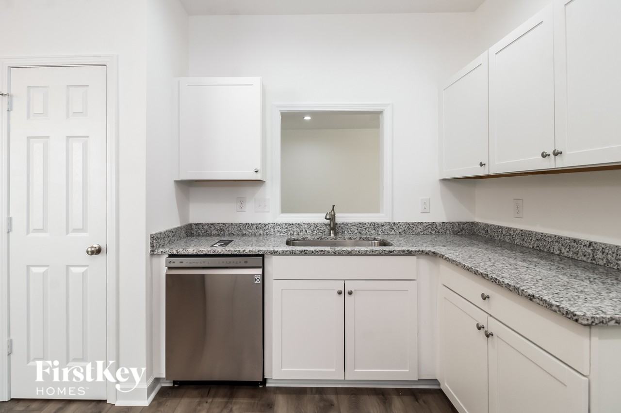 1818 Yarborough Dr - Photo 5 of 15