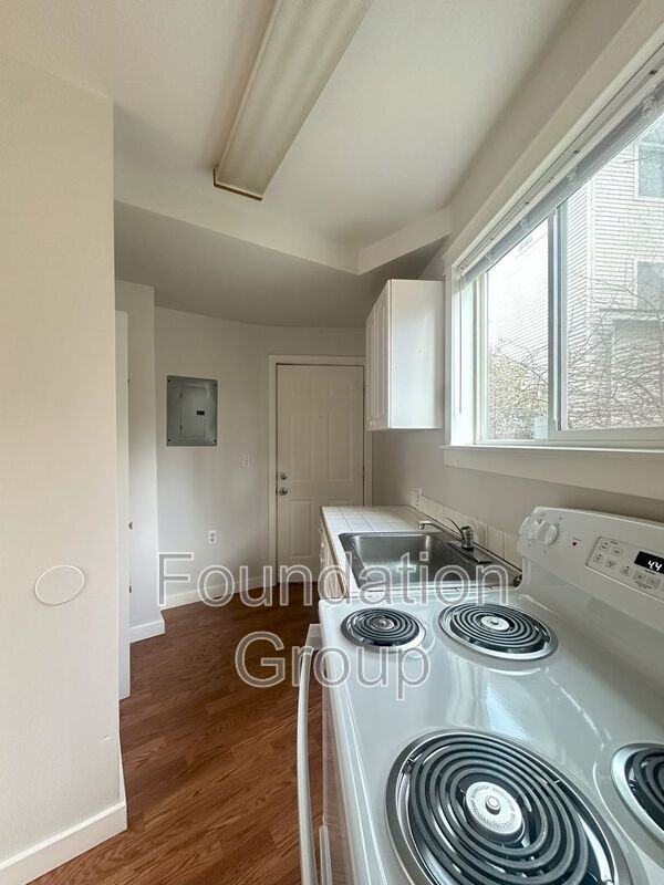 842 Davis Pl S #7 - Photo 4 of 7