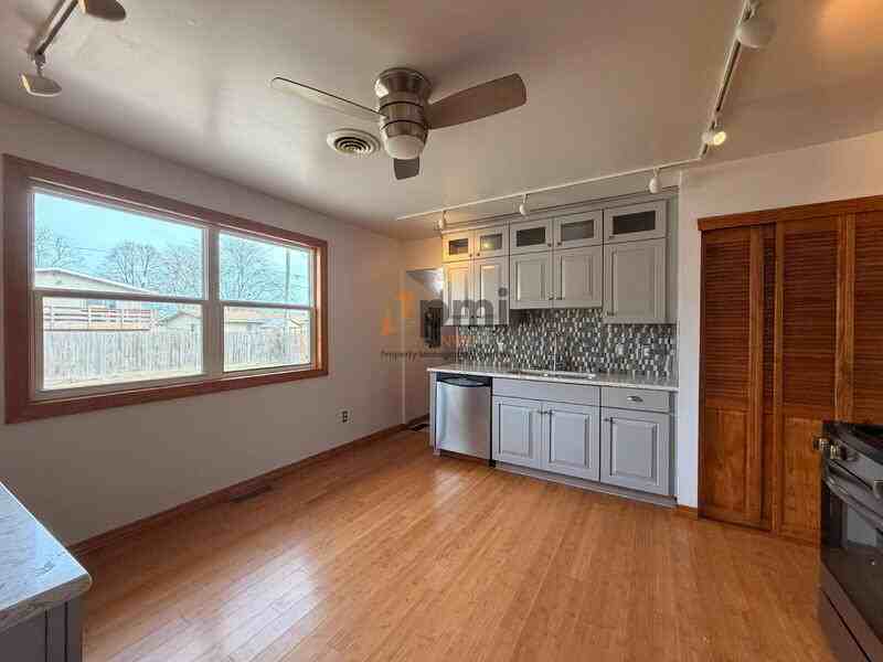 425A Sherman Dr - Photo 7 of 20