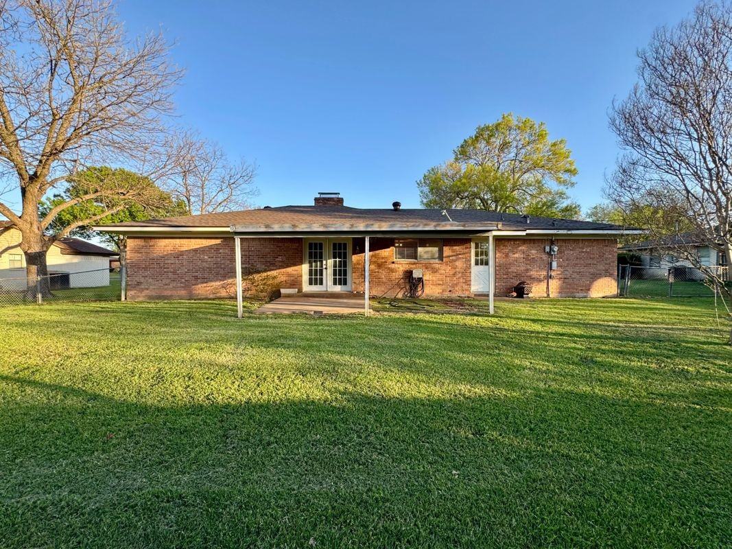 328 E Johnson St - Photo 2 of 13