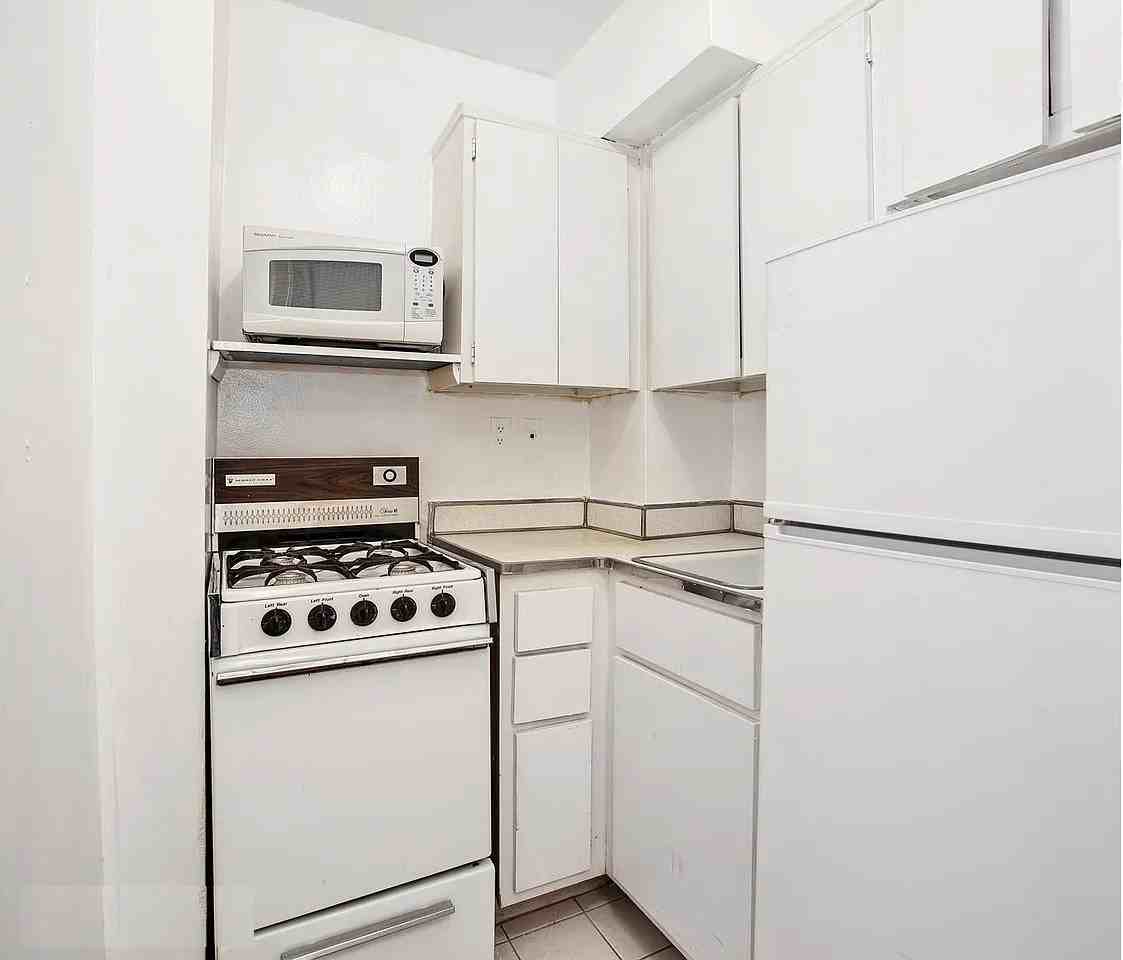 225 E 36th St - Photo 2 of 5