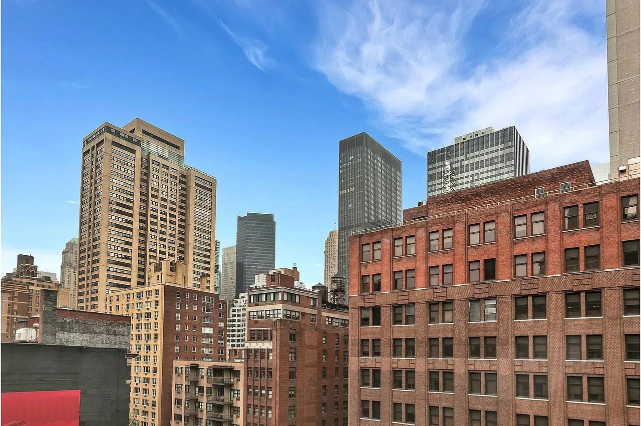 225 E 36th St - Photo 4 of 5