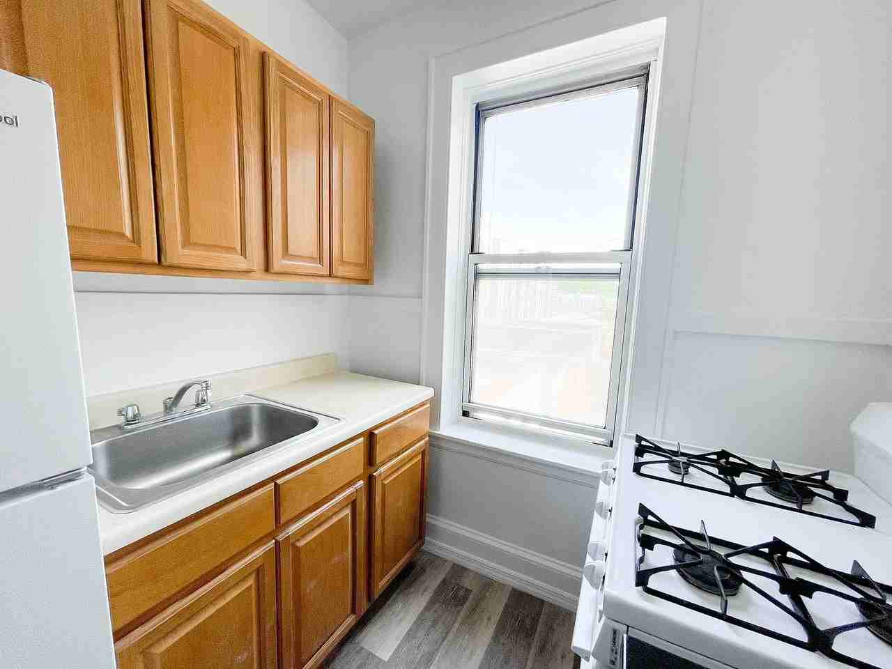 2142 28th St - Photo 2 of 8