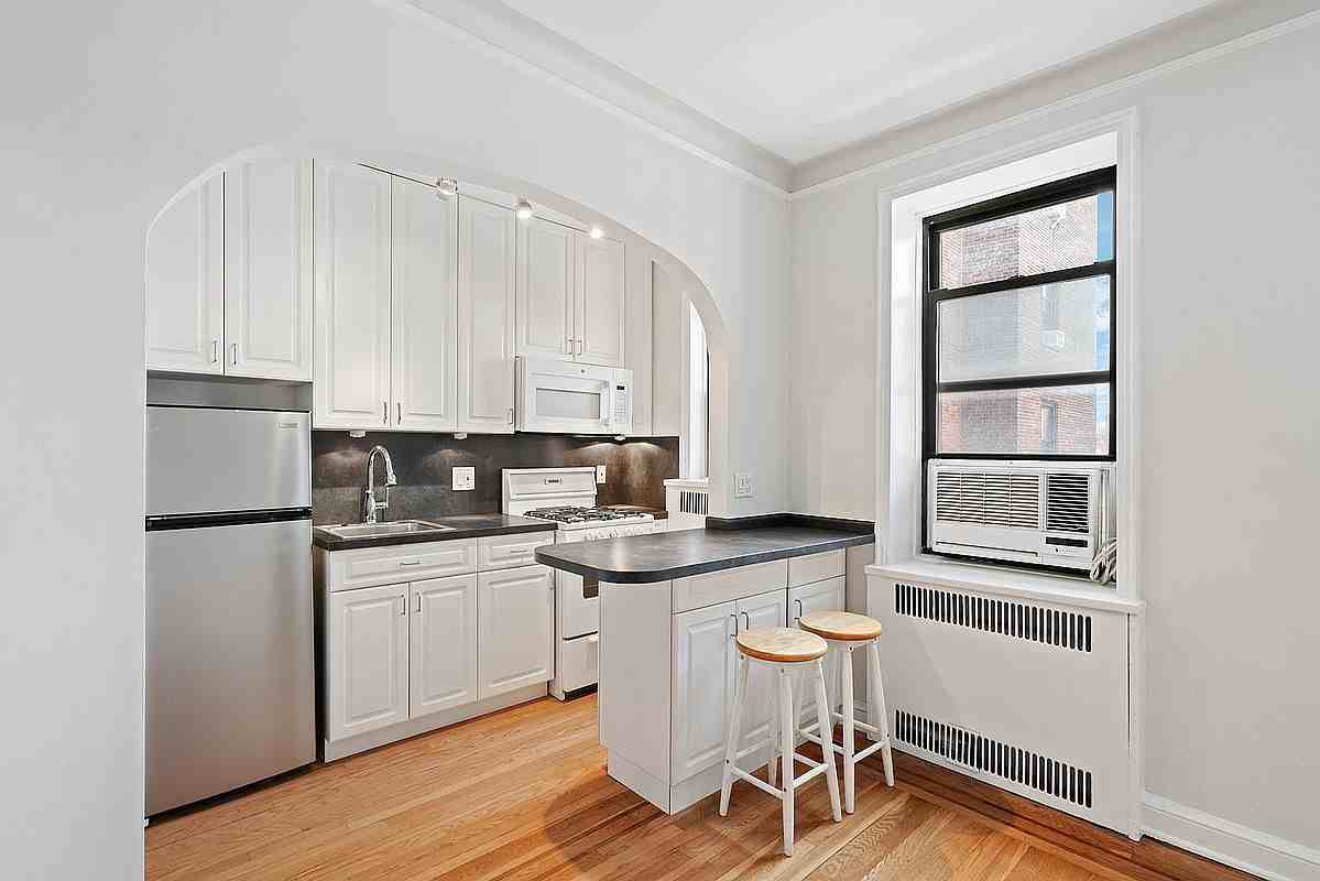 2540 31st Ave #4K - Photo 4 of 21