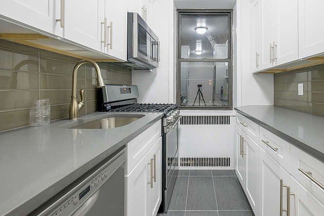 2540 31st Ave #2H - Photo 2 of 11