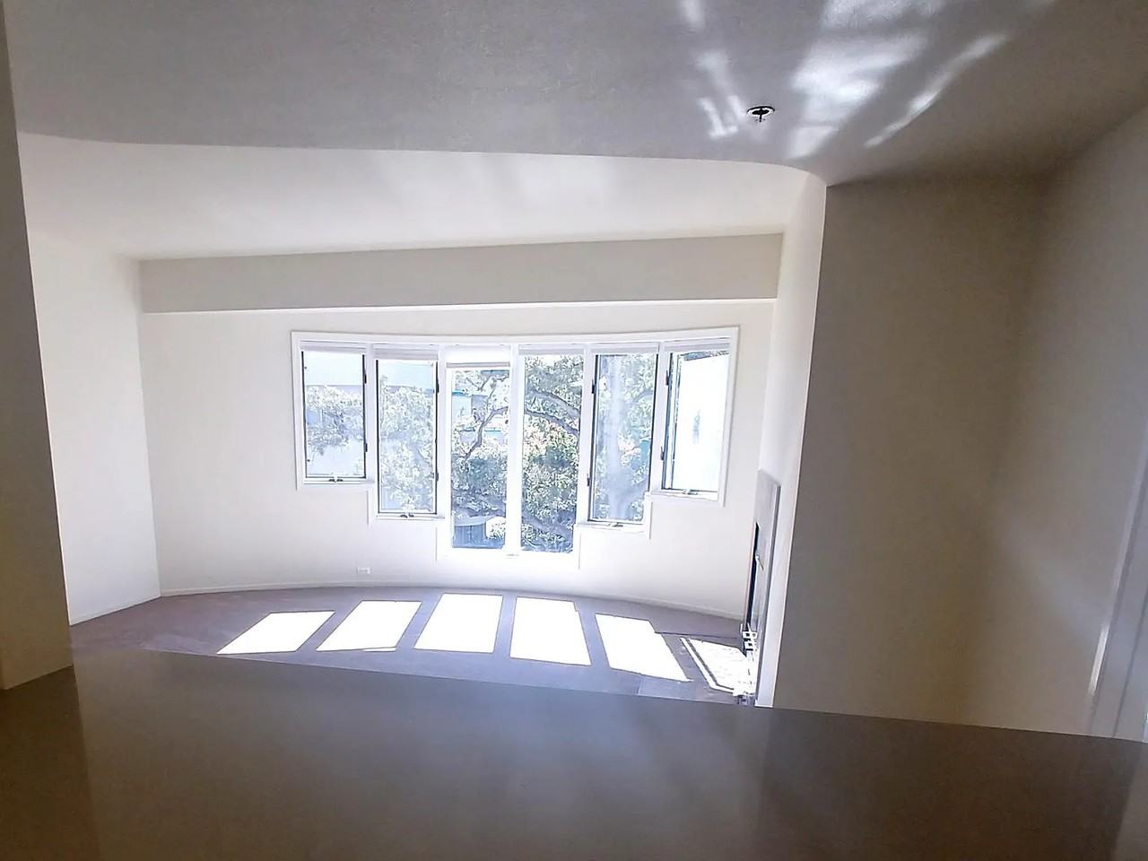 345 Sheridan Ave - Photo 3 of 9