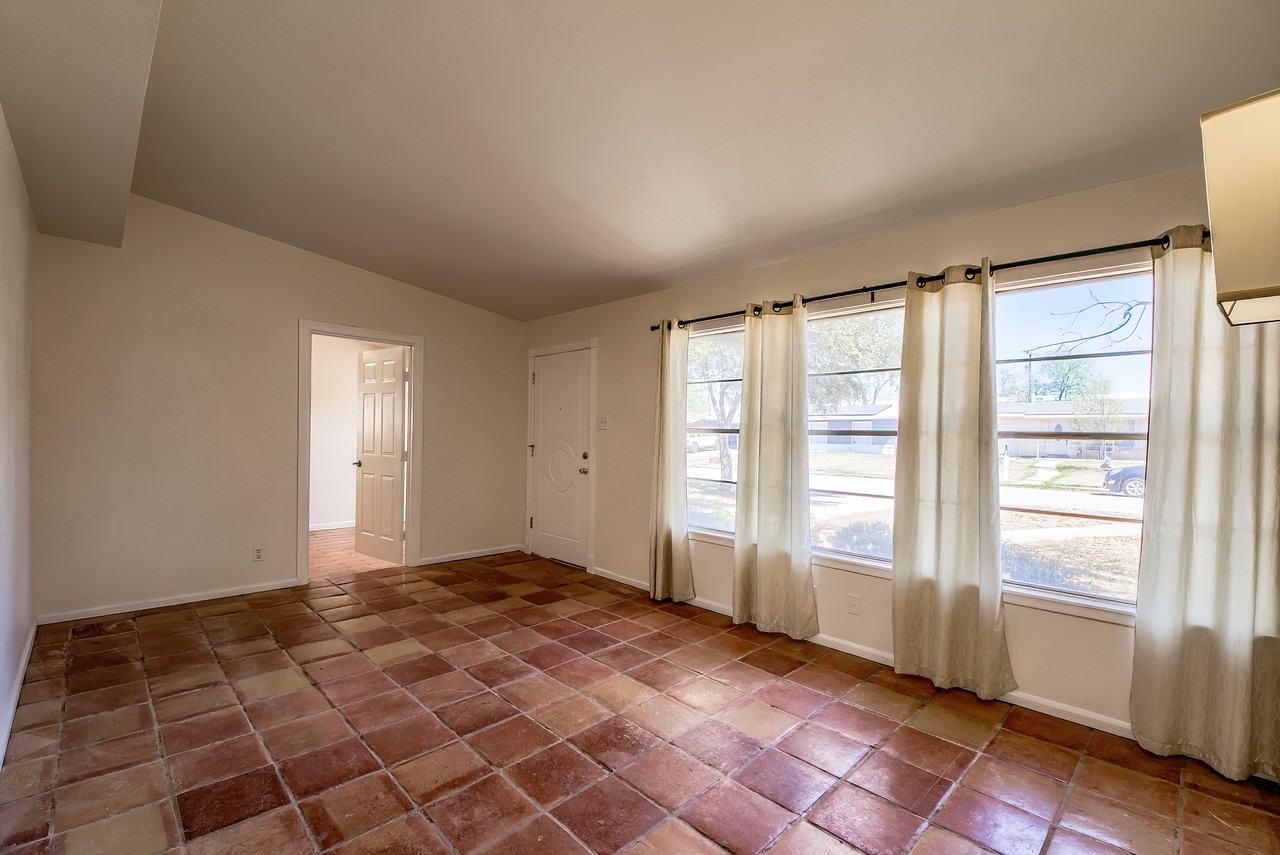 911 Elkhorn Dr - Photo 3 of 15