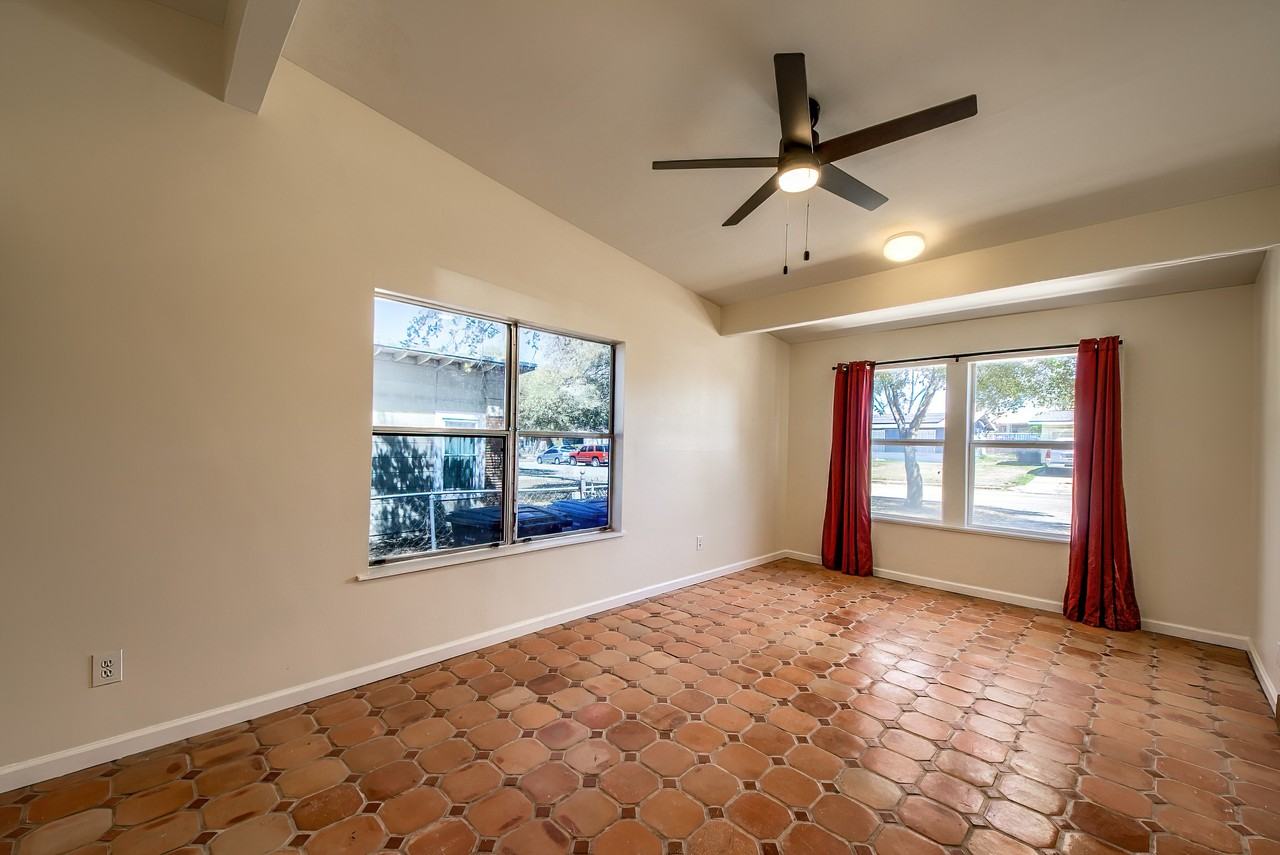 911 Elkhorn Dr - Photo 4 of 15