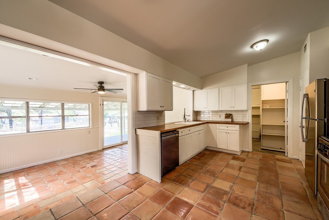 911 Elkhorn Dr - Photo 5 of 15