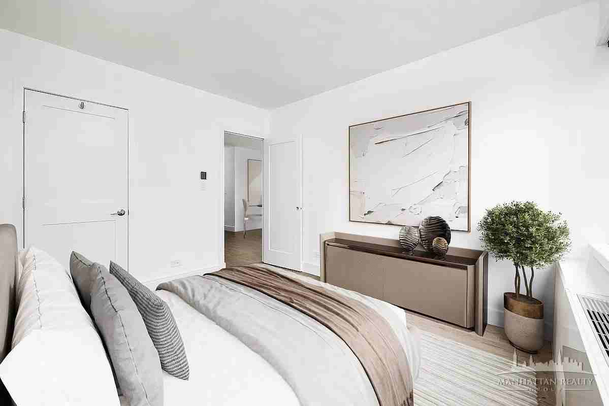 E 63rd St #1F - Photo 3 of 12