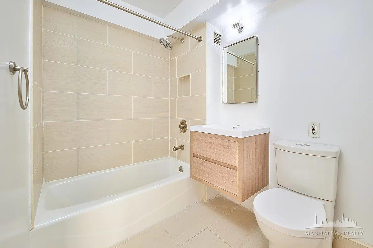 E 63rd St #1F - Photo 4 of 12