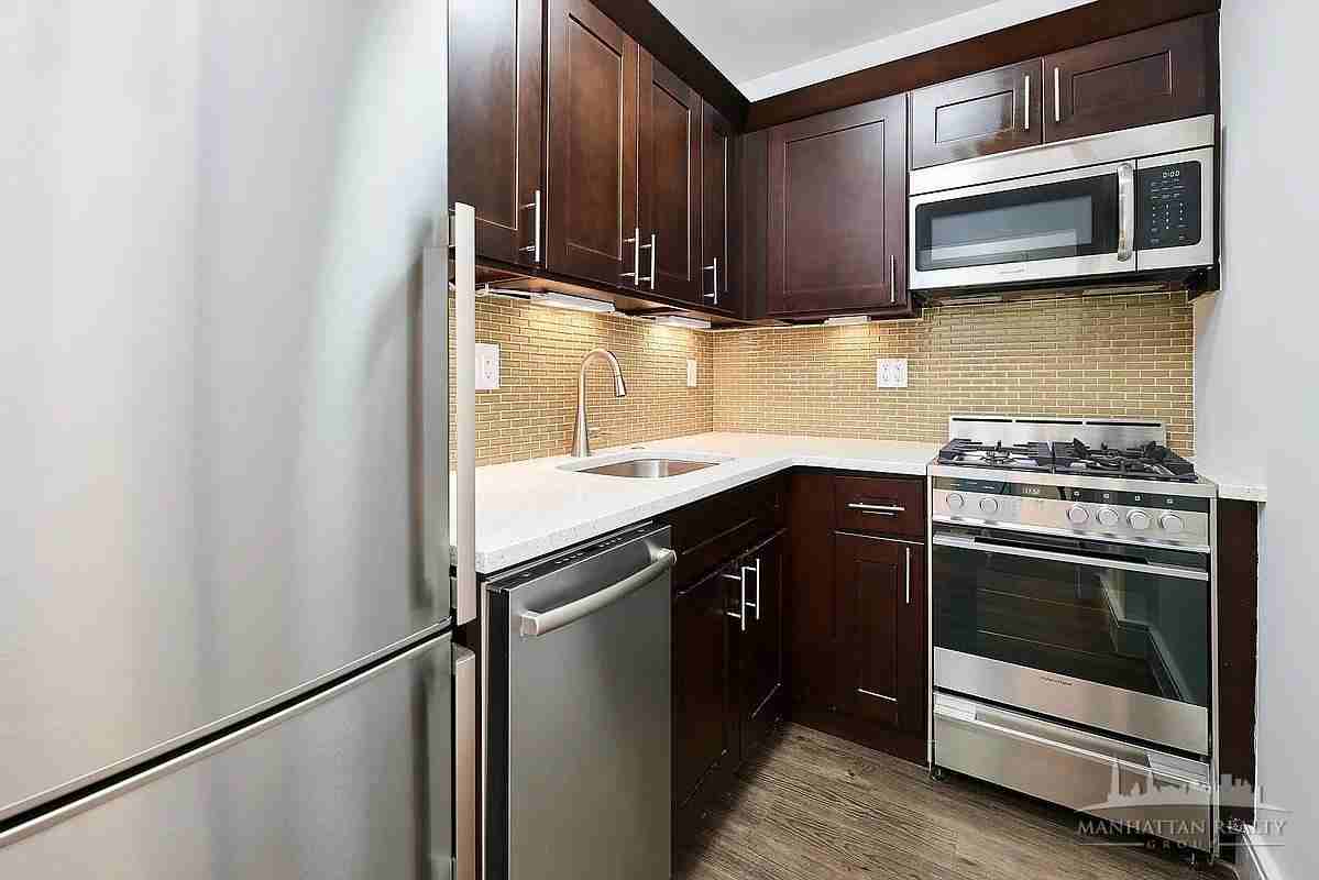 E 63rd St #1F - Photo 5 of 12