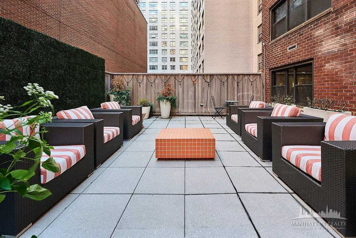 E 63rd St #1F - Photo 6 of 12