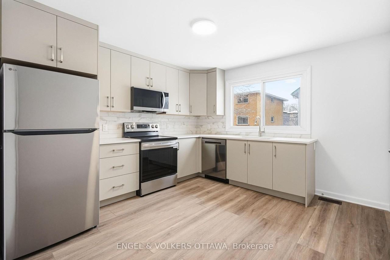 896 Pinewood Crescent 1 - Photo 3 of 21