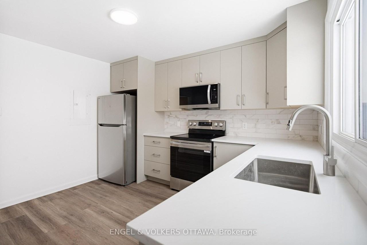 896 Pinewood Crescent 1 - Photo 4 of 21