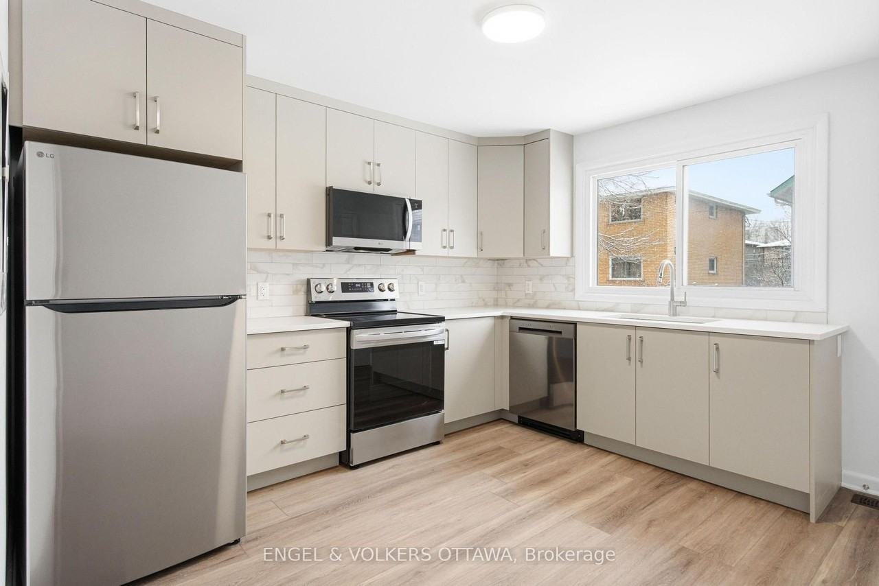 896 Pinewood Crescent 1 - Photo 5 of 21