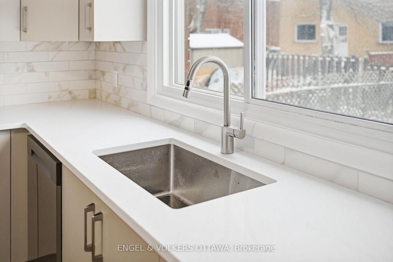 896 Pinewood Crescent 1 - Photo 6 of 21