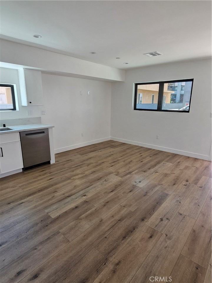 6130 Hazeltine Ave #3 - Photo 4 of 12