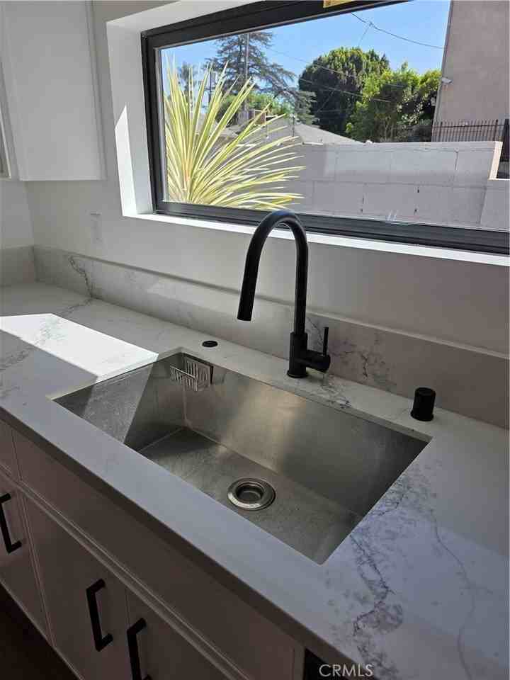 6130 Hazeltine Ave #3 - Photo 7 of 12