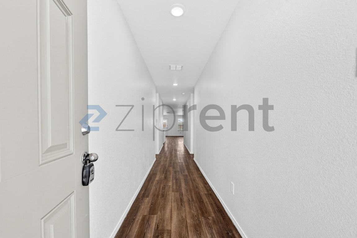 900 Wildflower St - Photo 4 of 29