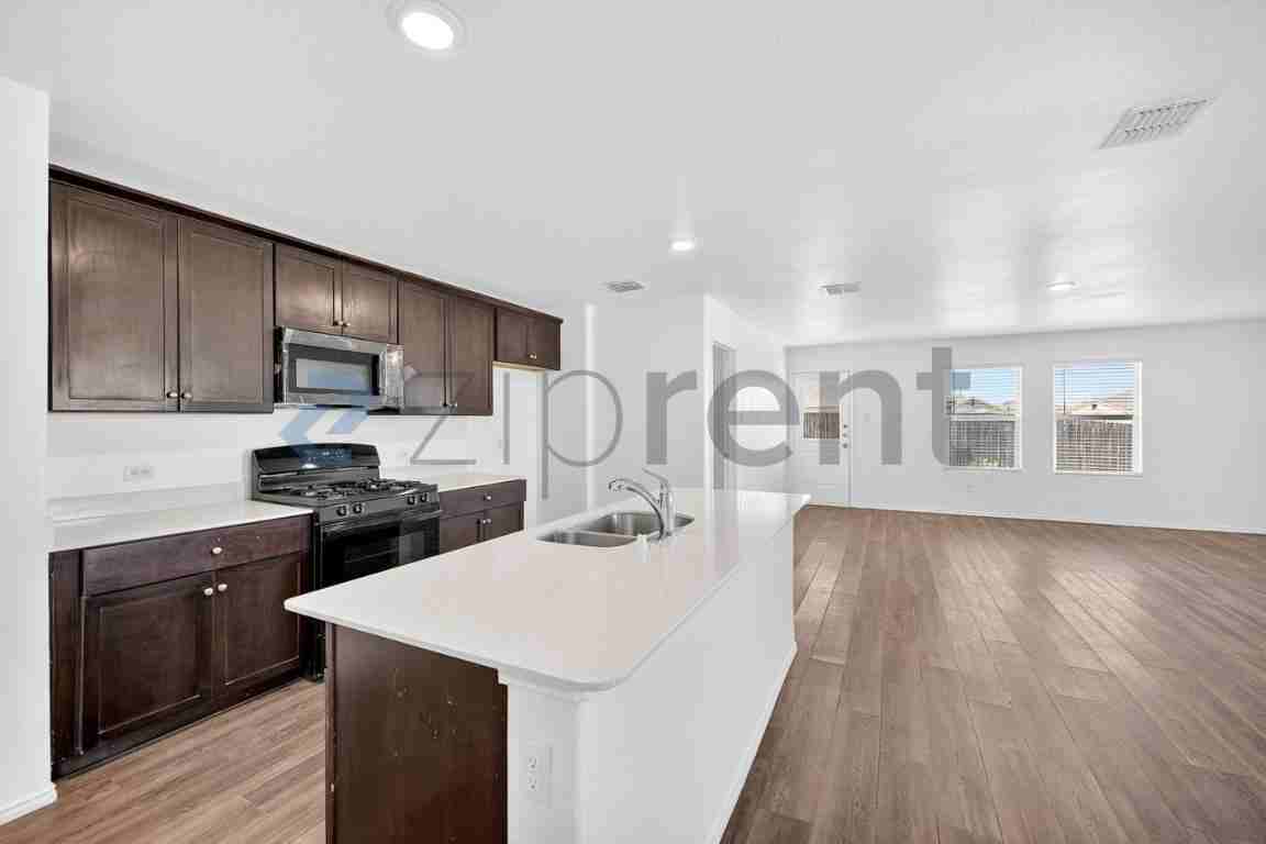 900 Wildflower St - Photo 5 of 29