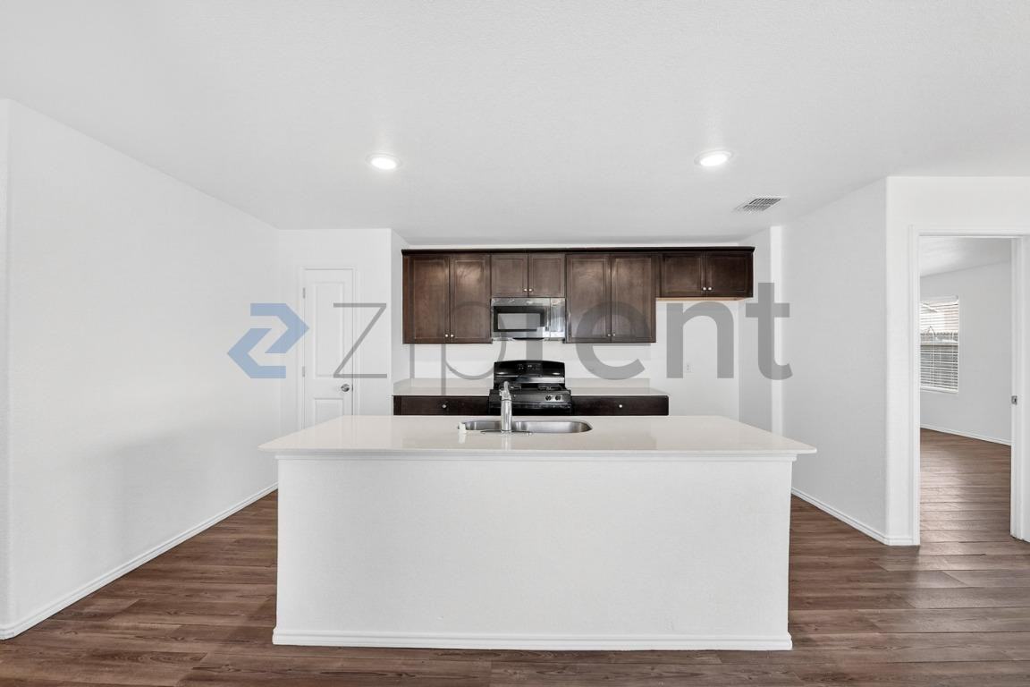 900 Wildflower St - Photo 6 of 29