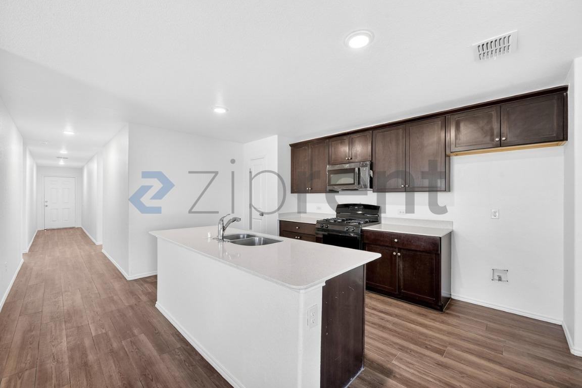 900 Wildflower St - Photo 7 of 29